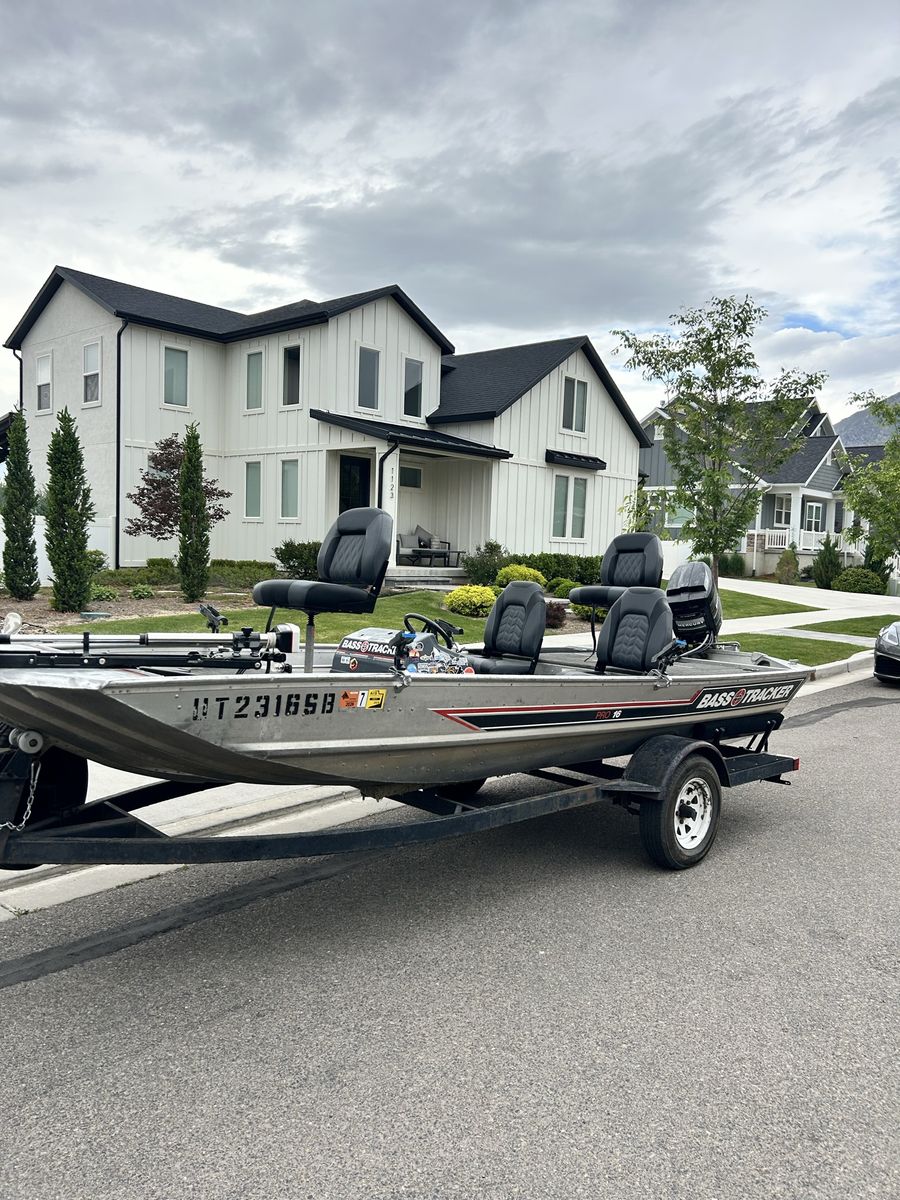 Tracker Pro 16 fishing boat