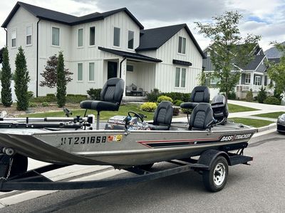 Tracker Pro 16 fishing boat