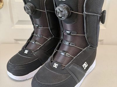 Womenโs 8.5 DC Lotus BOA Snowboard Boots