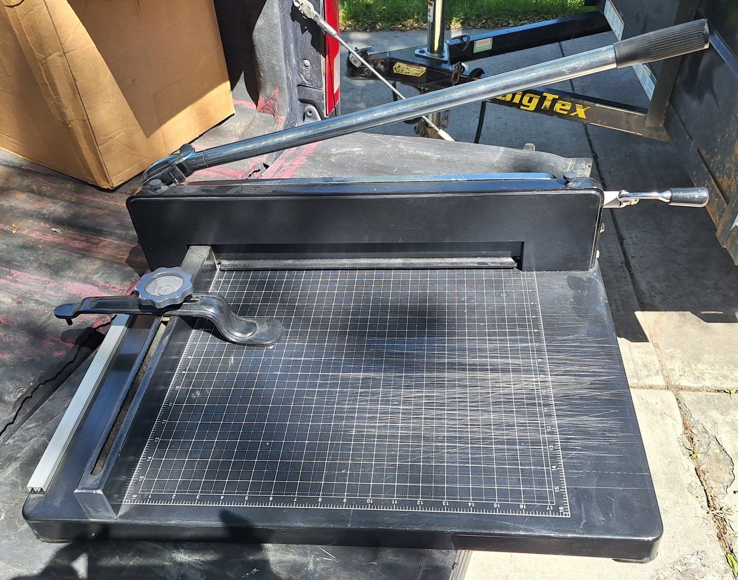 Heavy duty paper slicer