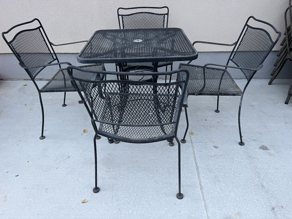 Thick Welded Metal Patio Set opening For Umbrella