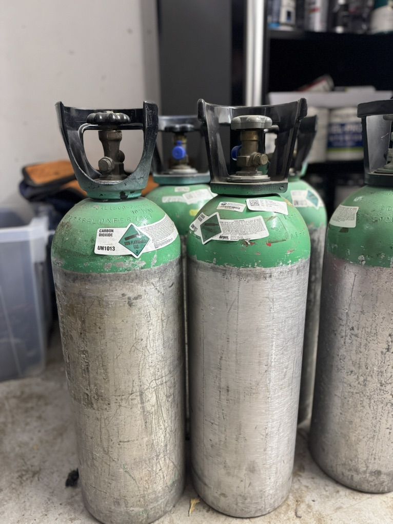 10 Full 20 lb CO2 Cylinders / Tanks - Siphon