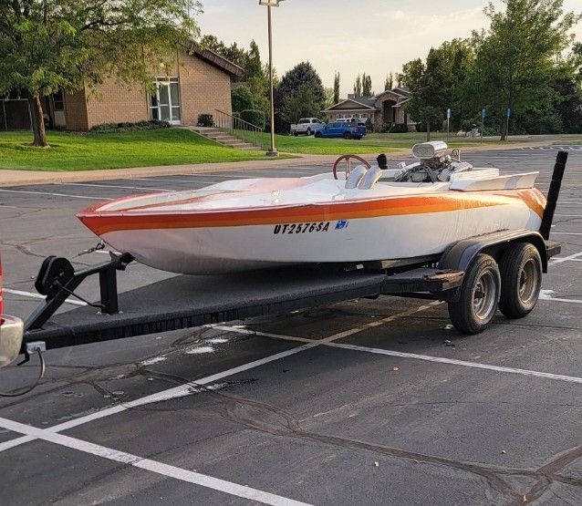 Speed boat equipped with a high-performancePontiac 400 engine