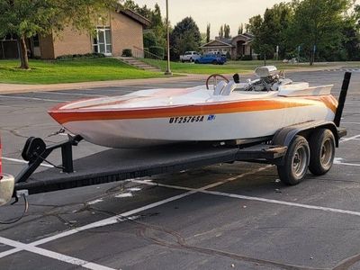 Speed boat equipped with a high-performancePontiac 400 engine