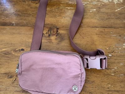Lululemon Everywhere Belt Bag Dusty Rose Mauve