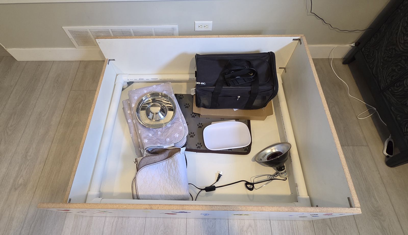 Whelping box and supplies