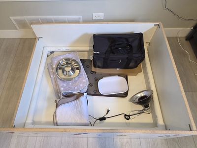 Whelping box and supplies