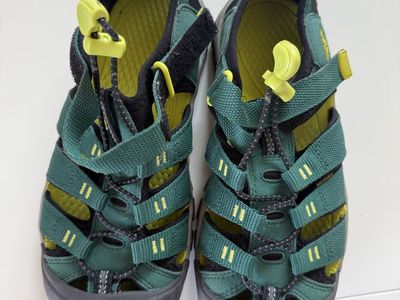 Boys Keen Sandals Size 4