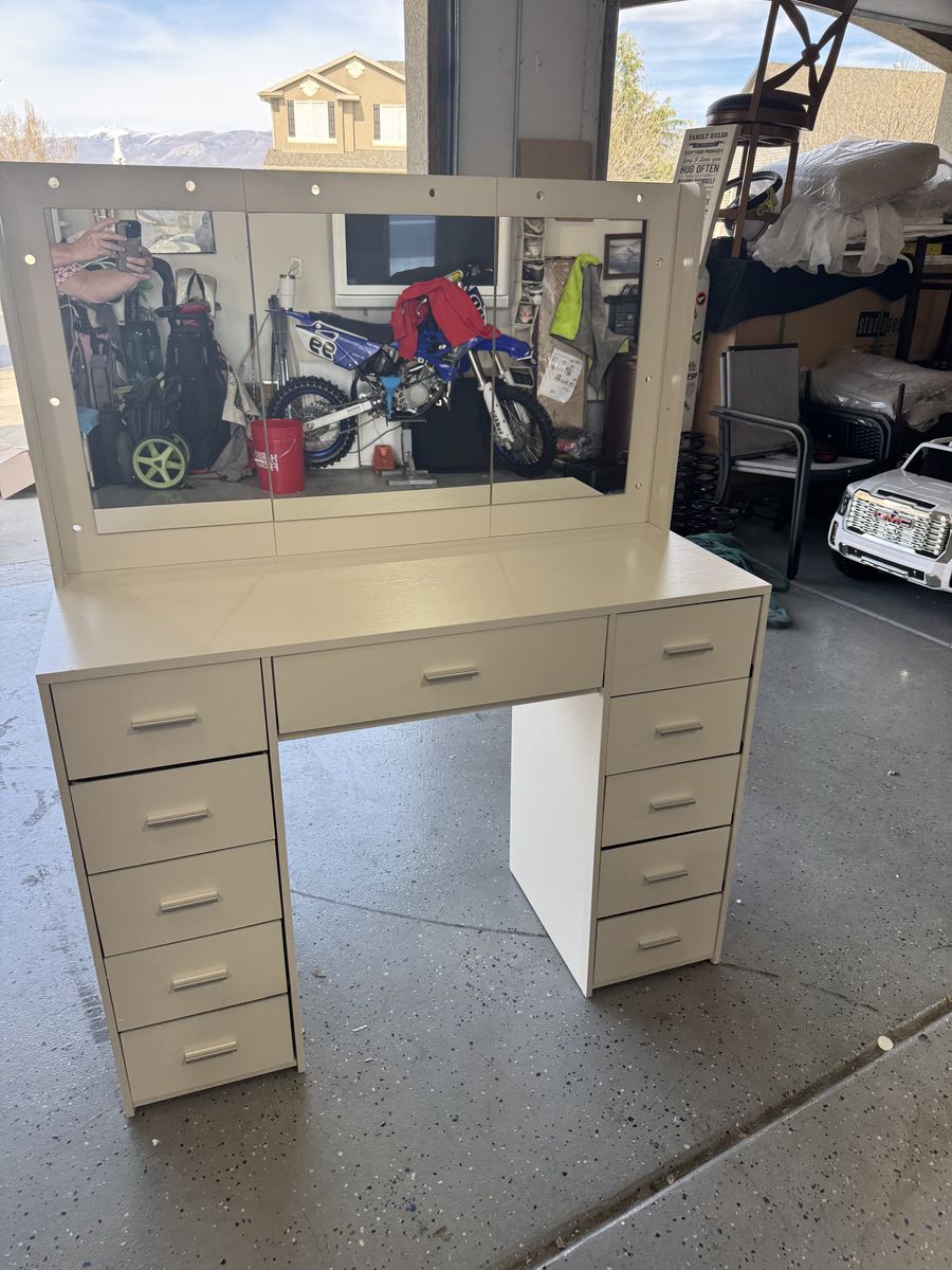 Vanity Desk With Mirror And Lights