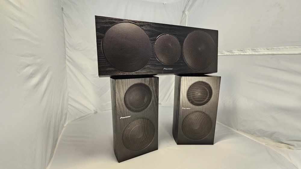 Pioneer Andrew Jones SP-BS21-LR Bookshelf Speakers + SP-CS21 Center Channel – Excellent Sound