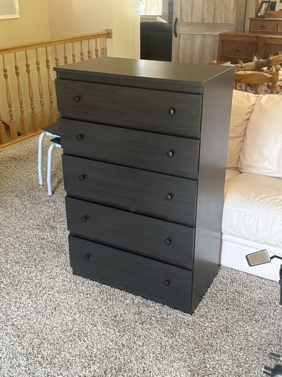 Cute small dresser, great condition,