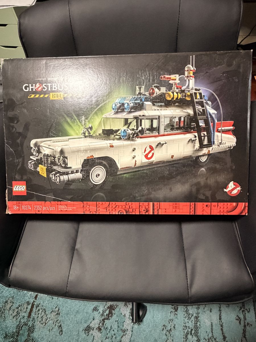 Lego Ghostbusters ECTO 1 set 10274