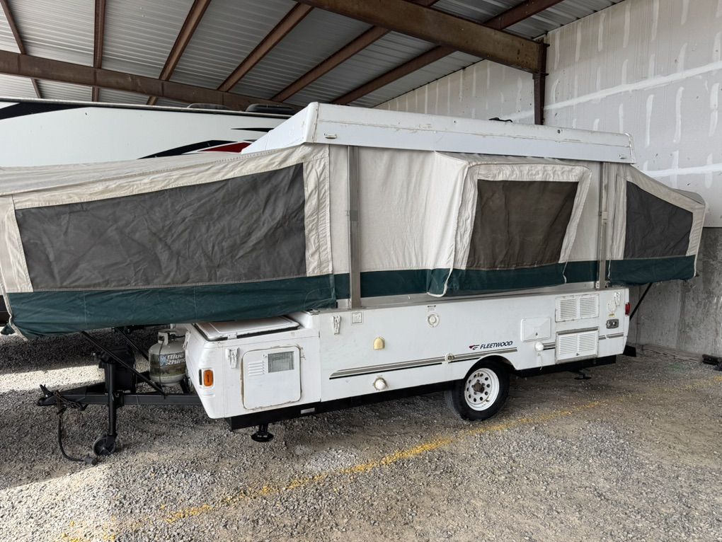 Clean 2004 Coleman Timberlake King Bed Sleeps 7