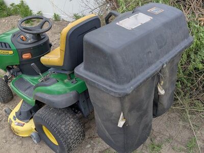 2013 John Deere D140 Riding Mower (low 142hrs)