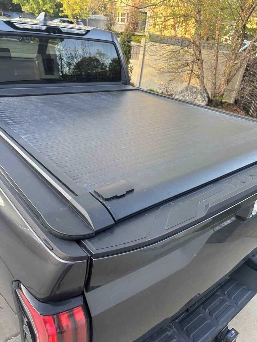 Retractable bed cover