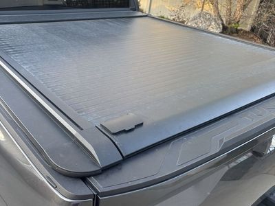 Retractable bed cover