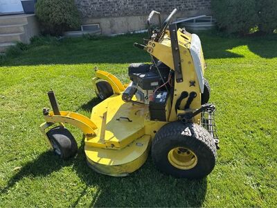 Commercial zero turn lawnmower stander