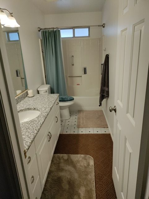 Bedroom for rent in a house / utilities included