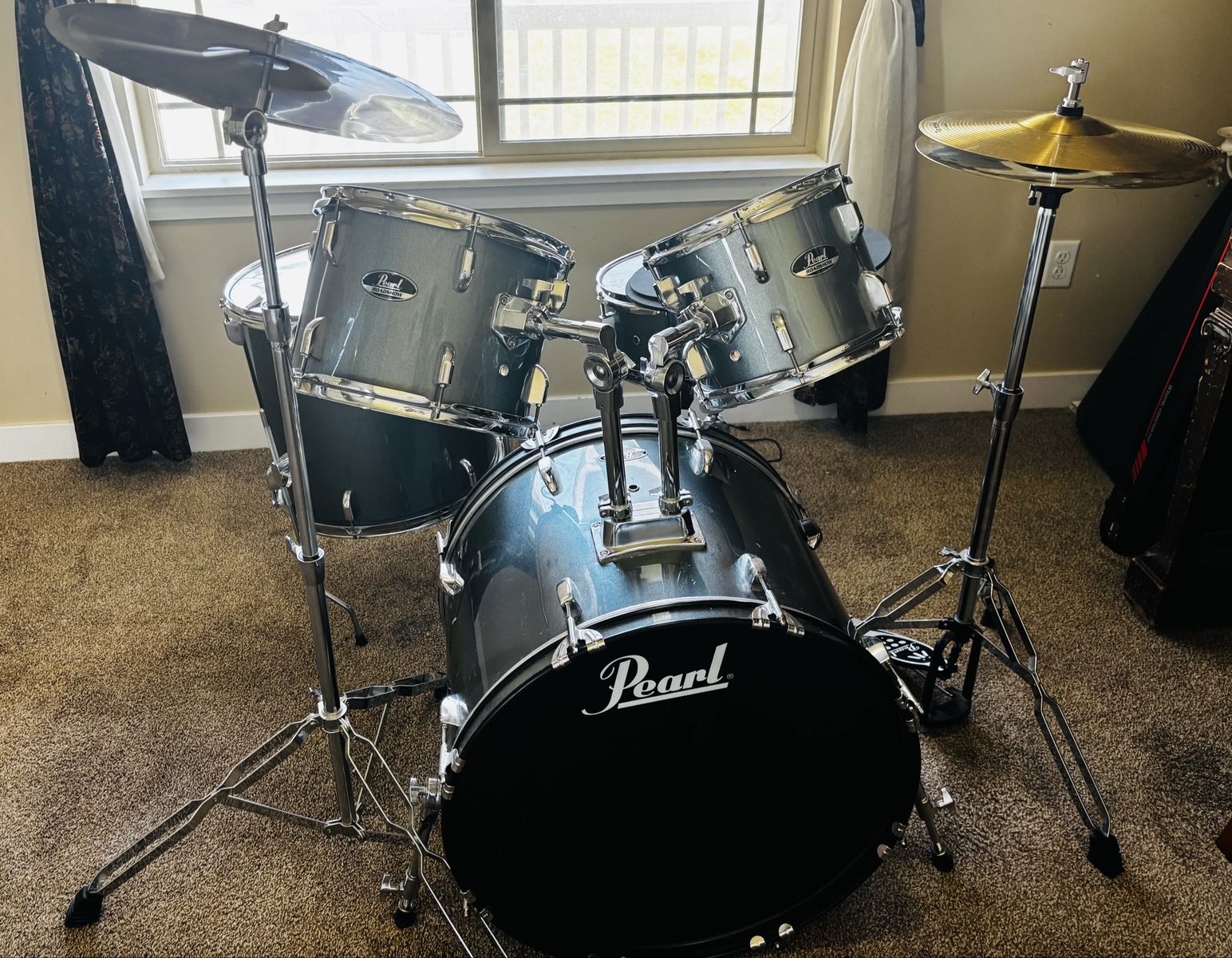 Pearl Roadshow 5-Piece Drum Set with Cymbals and Hardware - Baby Blue/Black Finish