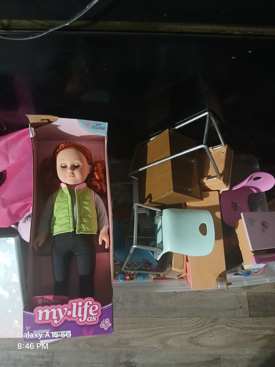 Playsets, dolls