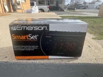 New Emerson Reseach SmartSet Clock AM/FM Radio