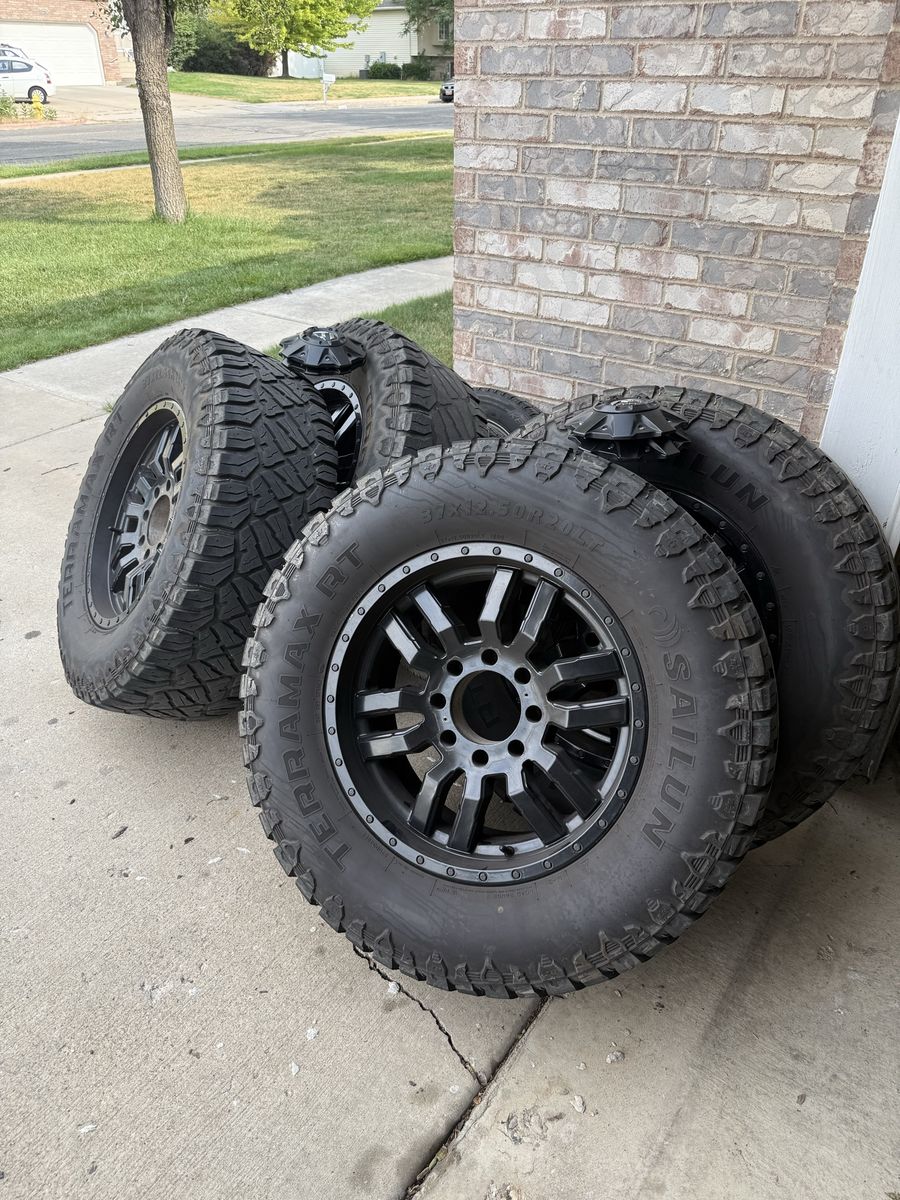 20x10 fuel wheels on 37 inch tires 8x170 Ford