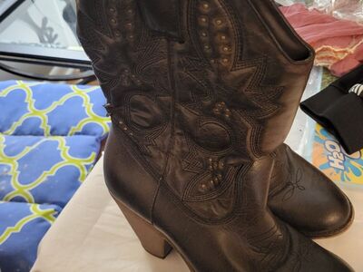 Ladies Size 9 Boot