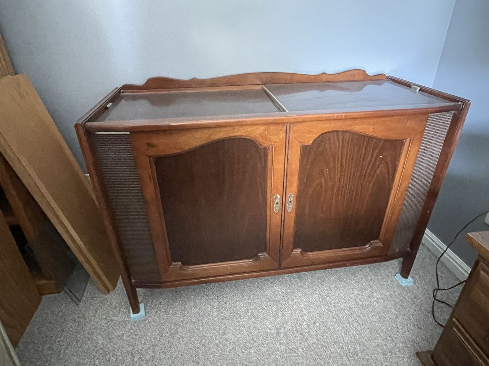 Magnavox vintage radio record player