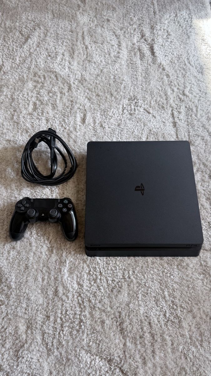 Sony PS4 Slim (Like New)