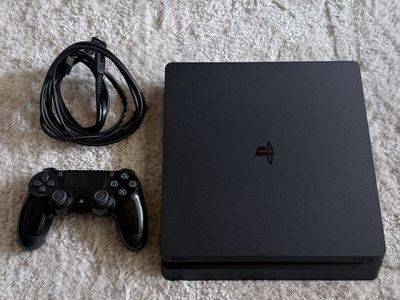 Sony PS4 Slim (Like New)