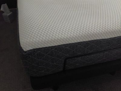 adjustable bed - split king _ excellent condition