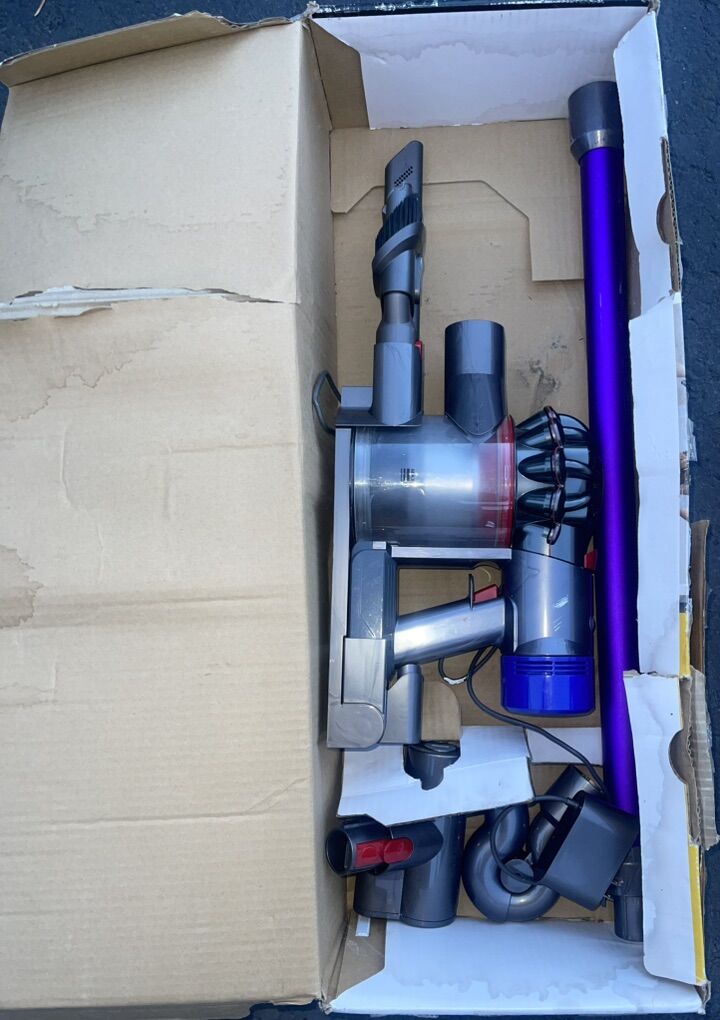Dyson V8