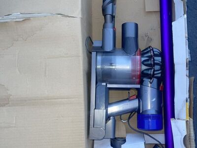 Dyson V8