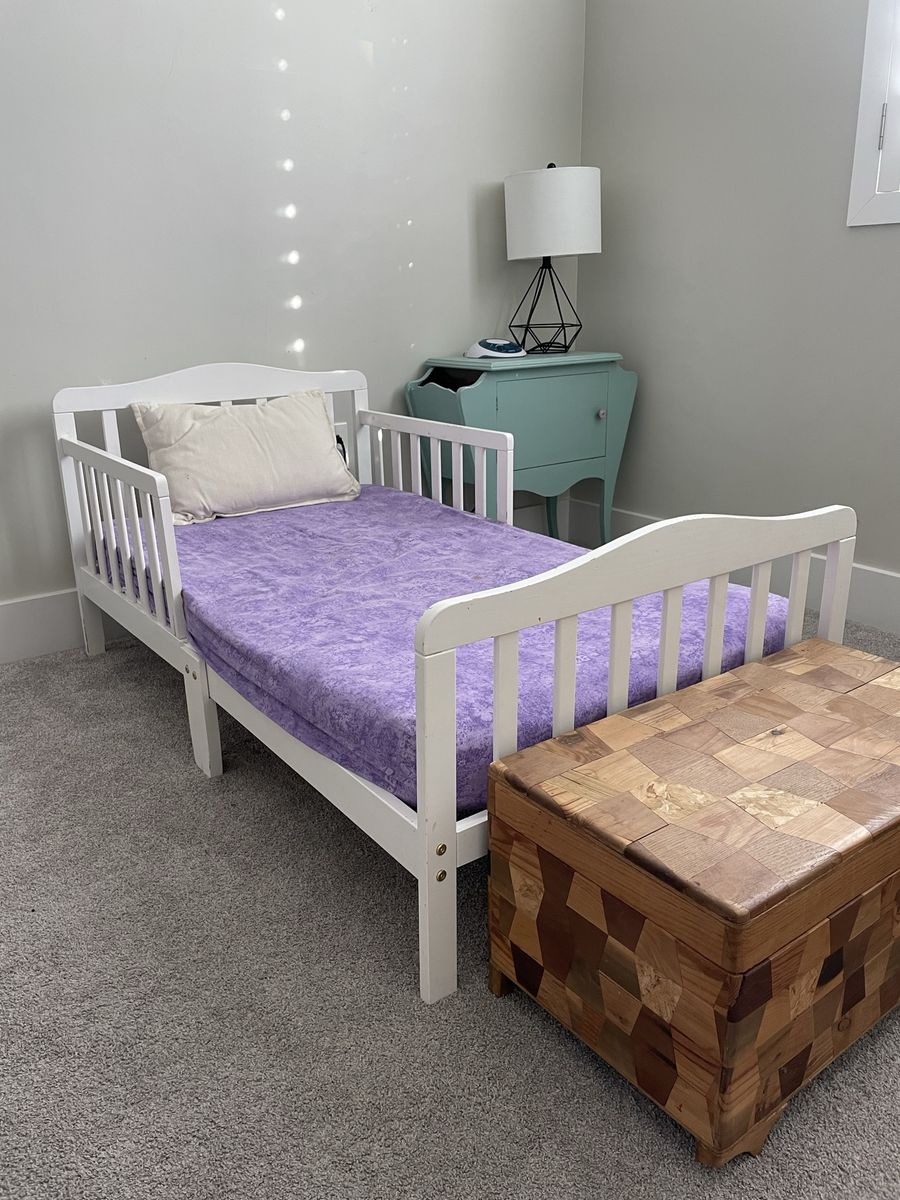 Toddler bed 