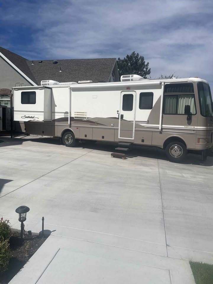 2000 Fleetwood Southwind