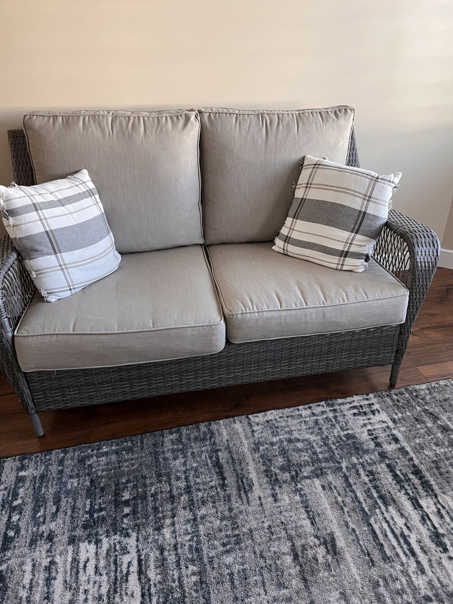 Cozy 2-Seat Wicker Loveseat with Grey Cushions - Perfect for Patio or Sunroom