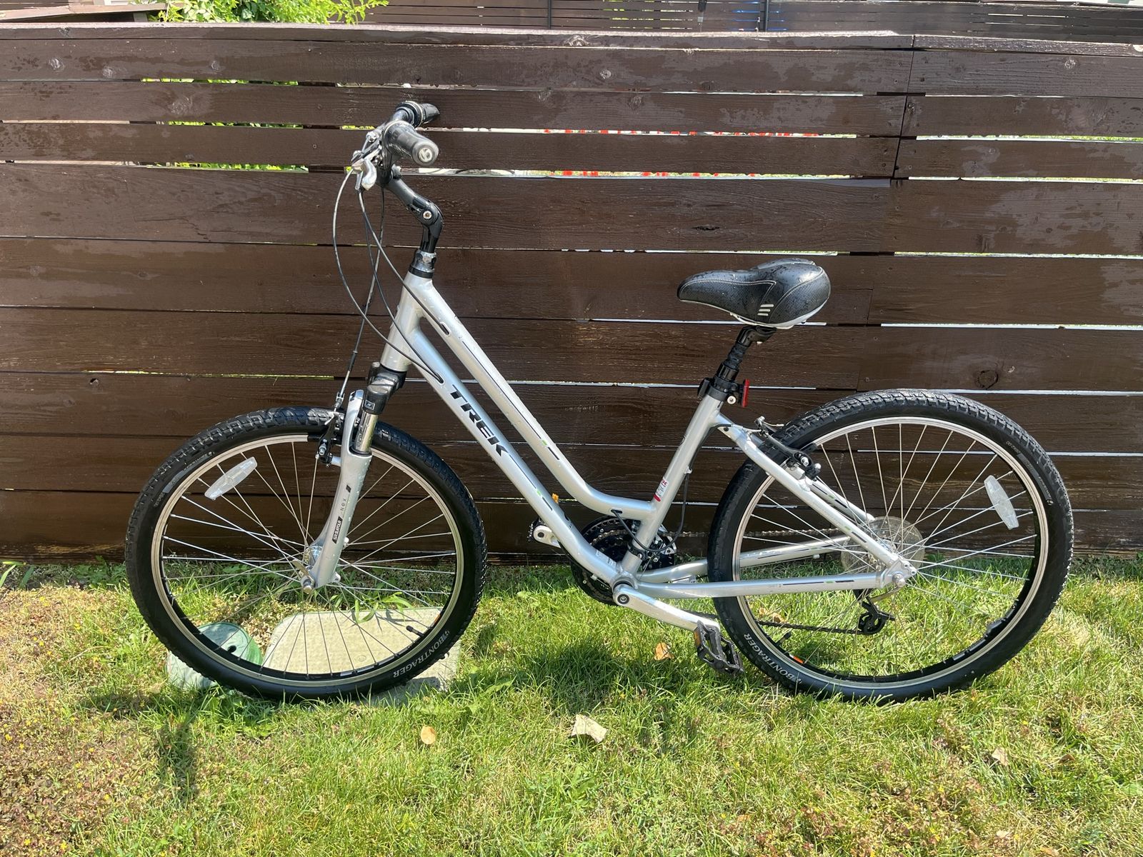 Trek Step-Through Hybrid Fitness Bike Silver SR Suntour Suspension