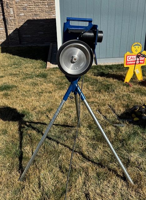 Baseball / Softball pitching machine