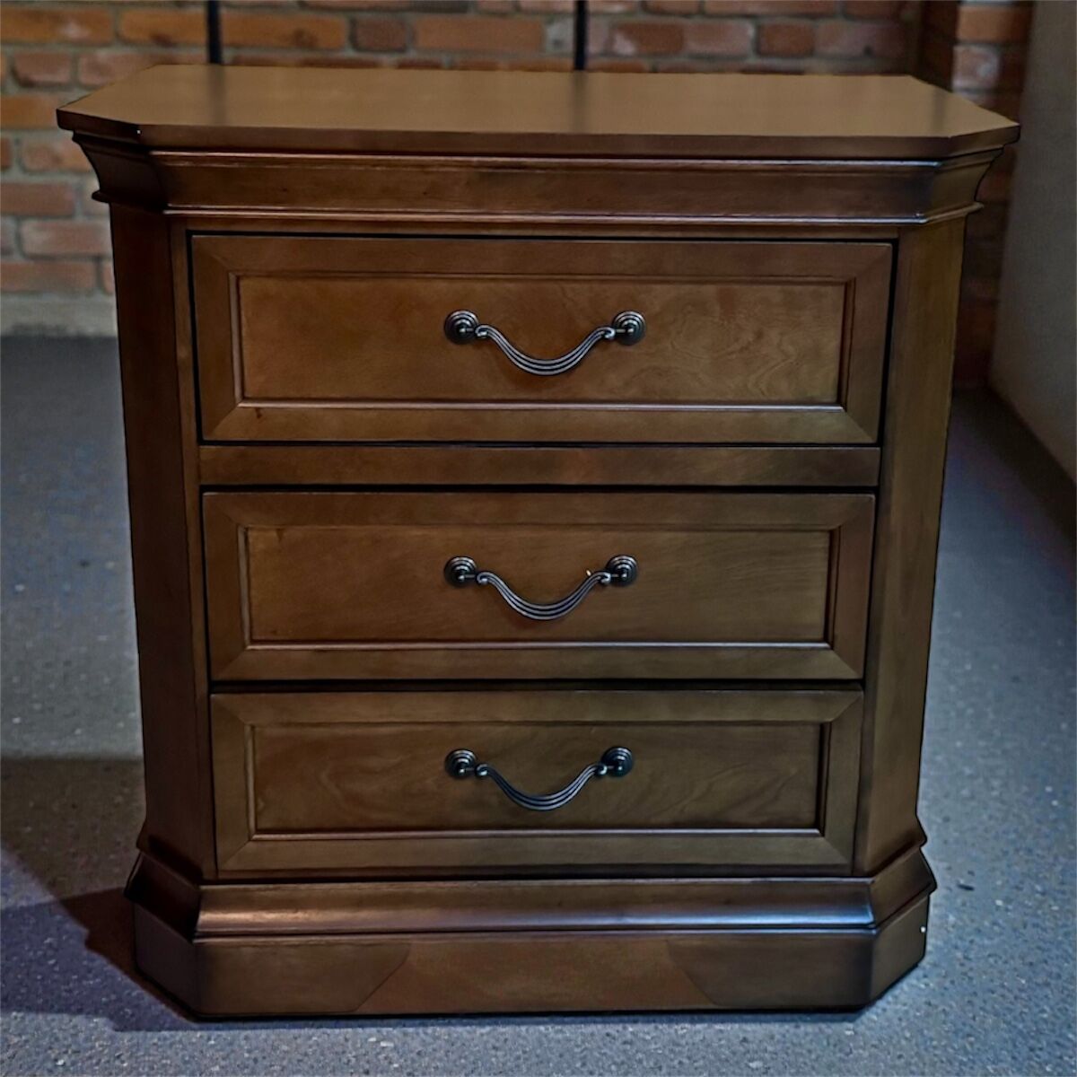 NEW Roundhill Ailany 3-Drawer Nightstand - Solid Wood - Retail $240+