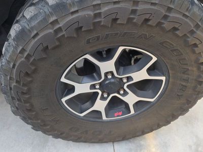 set of 5 toyo mt 35x12.50x17 with stock wheels