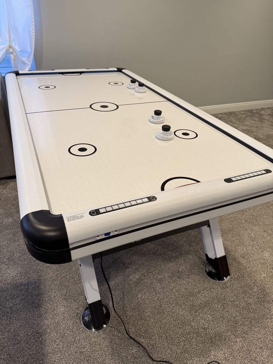 Air hockey table
