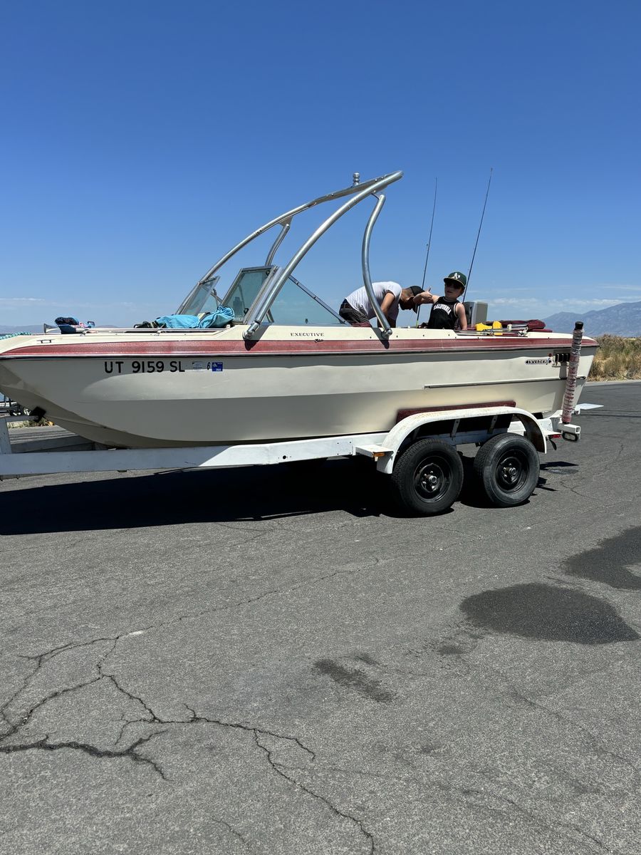 Invader Executive Ski and Wakeboard Boat with Trailer