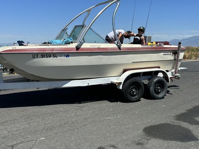Invader Executive Ski and Wakeboard Boat with Trailer