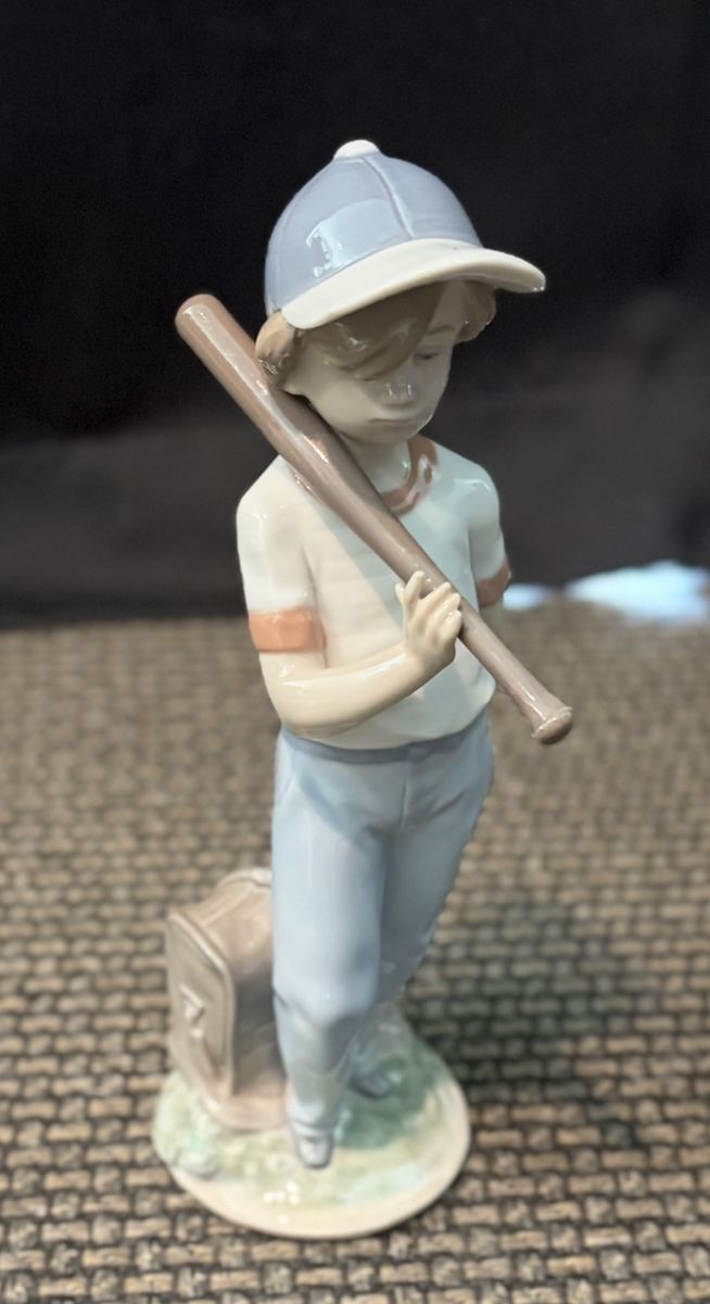 Retired LLADRO N07.610 Dispuesto a Jugar (Willing to Play) Boy Baseball Figurine