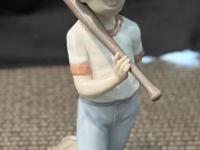 Retired LLADRO N07.610 Dispuesto a Jugar (Willing to Play) Boy Baseball Figurine
