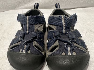 Keen toddler size 6, navy WP hiking sandals