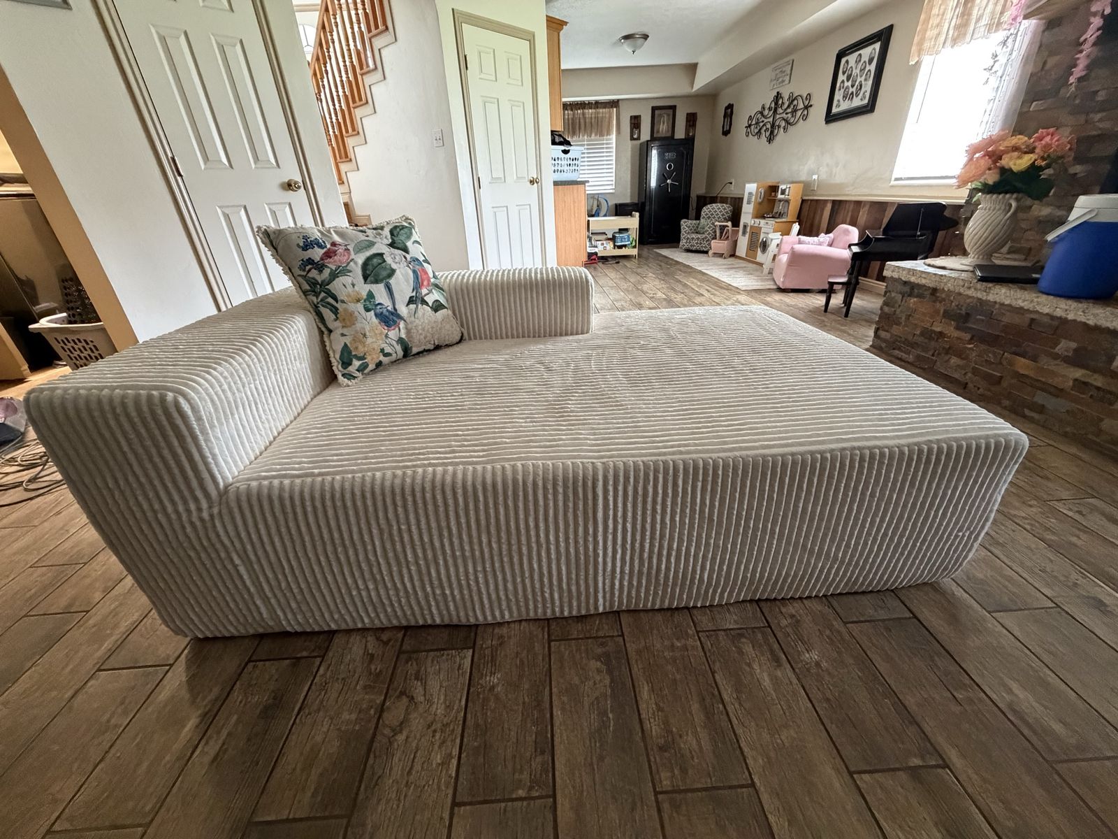 Cream Corduroy Chaise Lounge with Left Arm - Modern, Comfortable Seating for Living Room