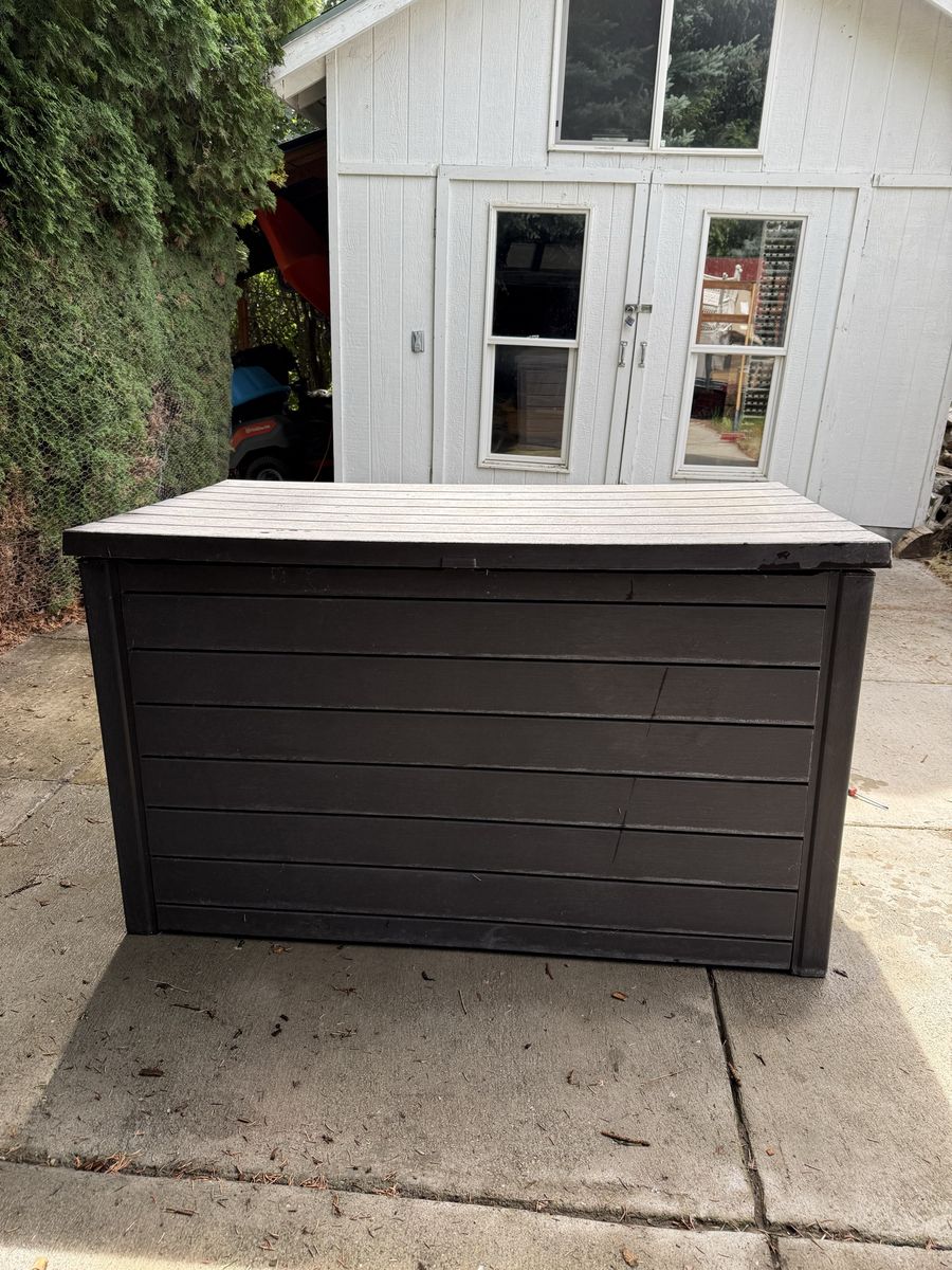 Deck box