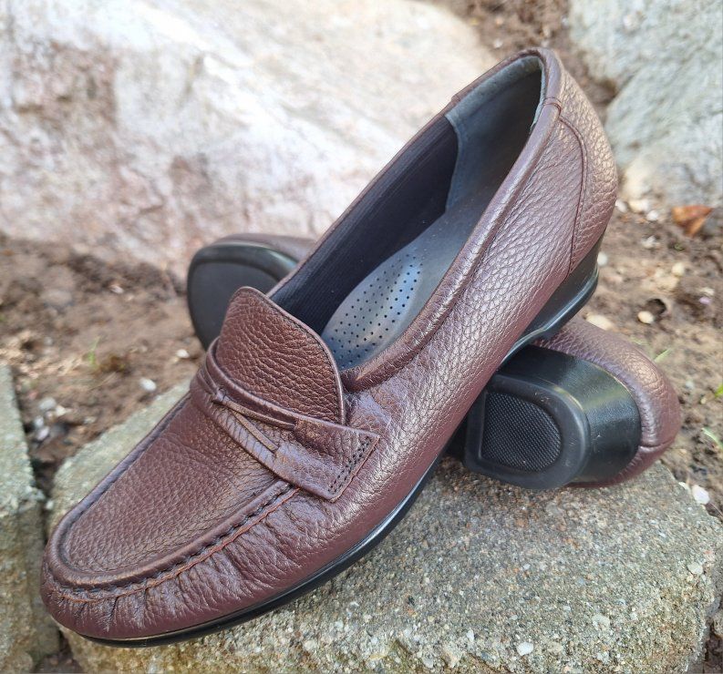 Nice Womens SAS low top slip on size 9.5