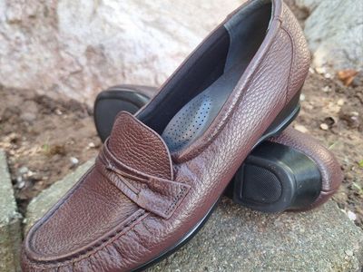 Nice Womens SAS low top slip on size 9.5